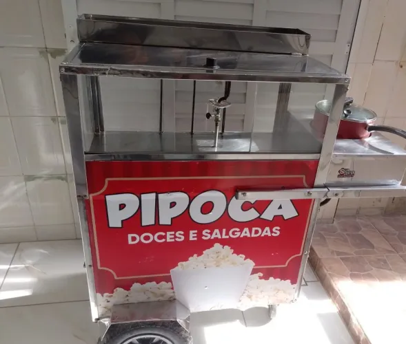Vende-se carrinho de pipoca, sem ferrugem, limpo e em boas condições.