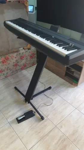 PIANO DIGITAL YAMAHA P-115 COM CAPA ACOLCHOADO+PEDAL PROFISSIONAL SUSTAIN+ ESTANTE DA STAY