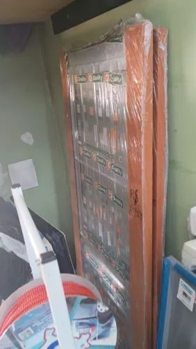 Porta de alumínio com postigo NOVA