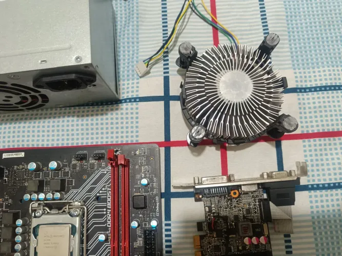 Placa de vídeo GForce GT 610,  placa mãe MSI H1010MGAMING cooler processador