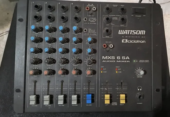 Vendo uma mesa de som da marca wattsom de 6 canais em perfeito estado funcionando perfeita
