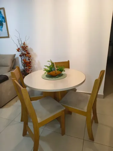 Conjunto mesa de jantar redonda + 4 cadeiras