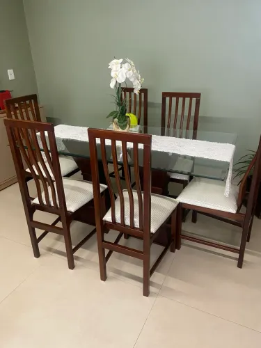 Vendo conjunto de mesa e cadeiras com tampo de vidro