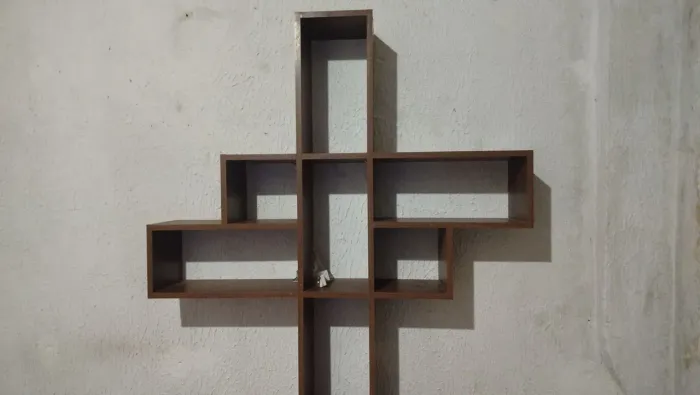 Estante em cruz de madeira ?