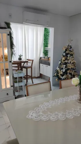Apartamento semi mobiliado com 2 qtos + sacada em ótima localização nos Ingleses