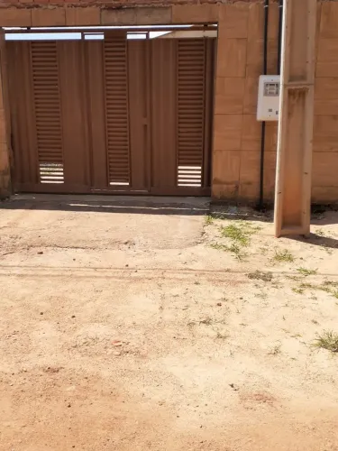 CASA GRANDE COM 3 Quartos e QUINTAL AMPLO.