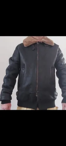 JAQUETA EM COURO COM LÃ DE CARNEIRO NATURAL XL USADO EM PERFEITO ESTADO DE CONSERVAÇÃO 