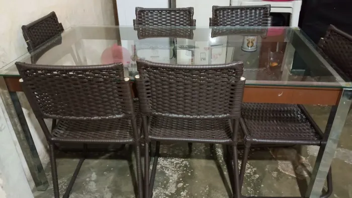 VENDE-SE UMA MESA COM SEIS CADEIRAS COM TAMPA DE VIDRO