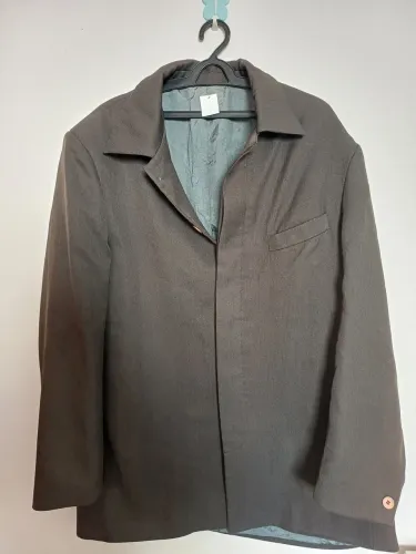 Blazer Carven, veste 50. Avaria: leve desbotado nas mangas em destaque nas fotos.