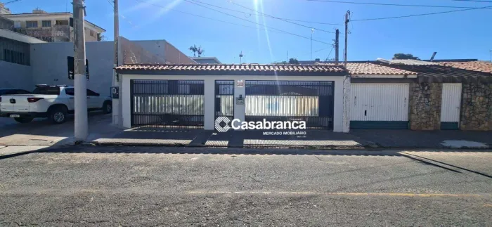 Casa para locação com 5 quartos, 2 suítes ,quintal com piscina, edícula e 4 vagas de garag