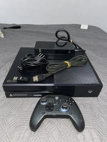 ? Xbox One Seminovo + Controle Ferrox M5 | Ótimo Estado | R$ 750