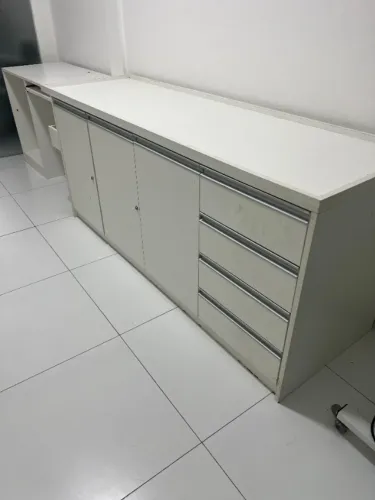 Divã / Maca Clínica com Armário e Gaveteiro Embutido (Sem Estofado)
