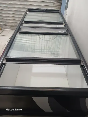 Uma ilha e 20 m de prateleira no precinho