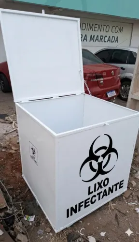 Lixeira para lixos infectantes. Excelente para clínicas. Hospitais.