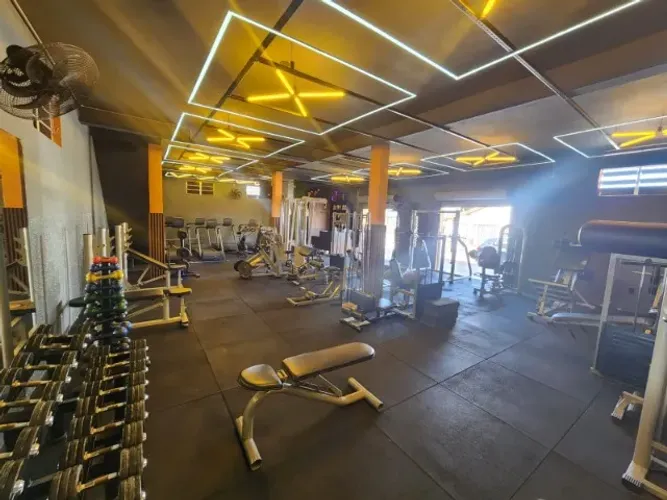 Vendo academia com moveis conservados, iluminaçao, piso, maquinas e esteiras
