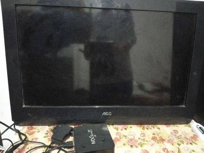 TV AOC, funcionando perfeitamente,  acompanhada de um aparelho de TV bom, que está bom.