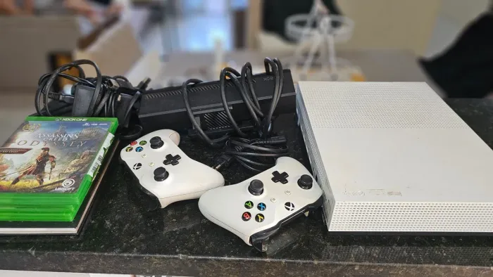 Xbox One S com Kinect e jogos