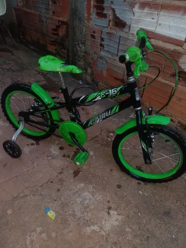 Bicicleta novinha corrente so parece meio enferrujada pq tem muito tempo que não usa 