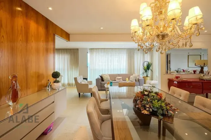 Apartamento com 210m², à venda na Vila Olímpia, 3 suítes e 3 vagas.