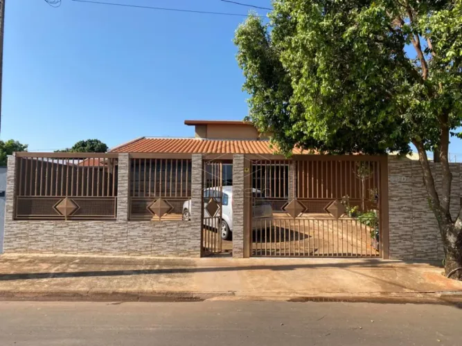 Excelente residência com 03 dormitórios - Iacanga/SP