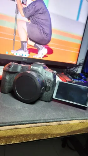 Canon R8