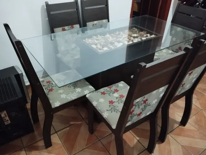 Mesa tampa de vidro com 6 cadeiras acolchoada