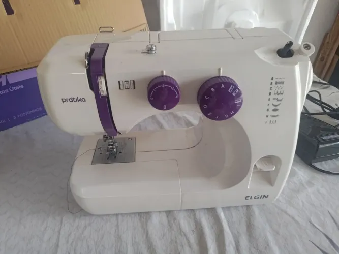 Máquina de Costura Elgin Pratika 