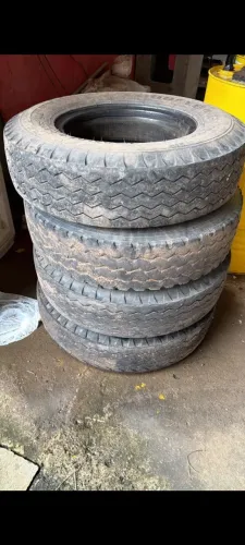 Vendo 4 pneus 7.50R16 bom pra rodar 800 reais os 4