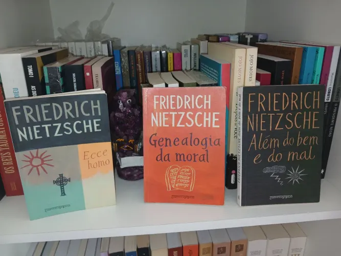 Coletânea de livros de Nieztsche.