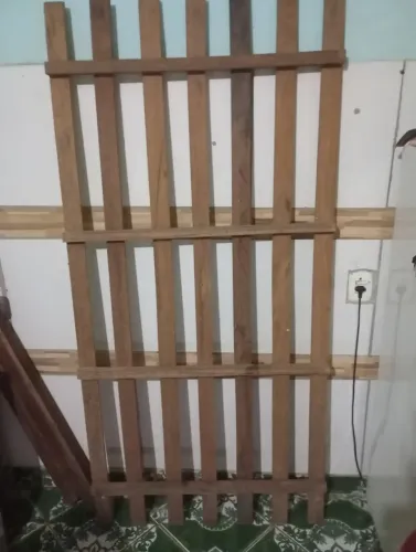 Vendo essa cama de madeira firme pronta para deitar e dormir 