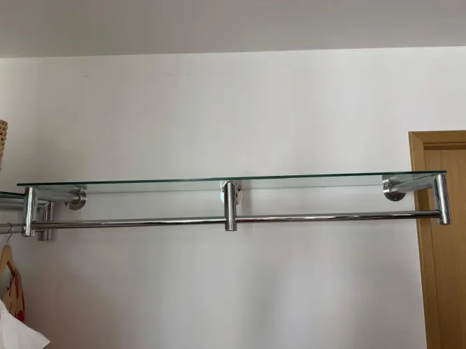 Arara de parede para roupas em L cromada