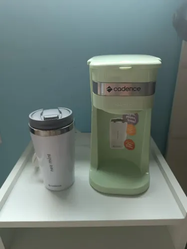 Cafeteira Cadence verde com copo térmico