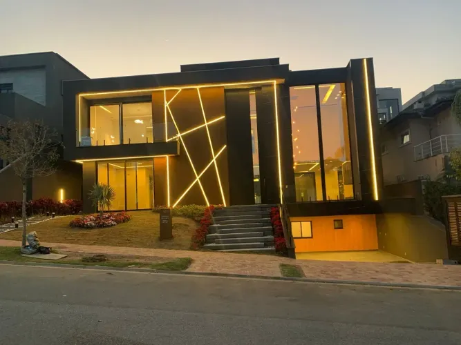 Linda casa a venda no condomínio Gênesis 1 em Santana de Parnaiba - SP.