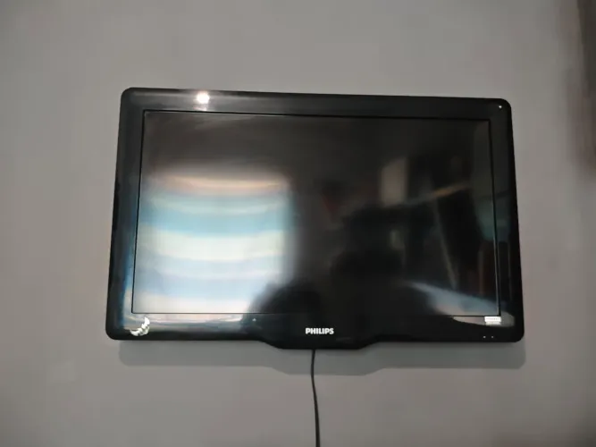 TV Philips 32" LCD na parede ? funciona, boa pra quarto ou sala pequena