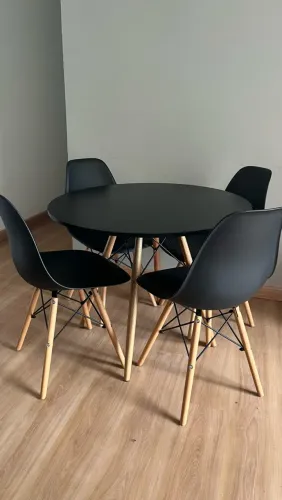 Mesa redonda de sala com 4 cadeiras