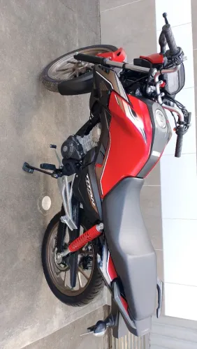 moto nova poucos km rodados emplacada, é só pega e transfere