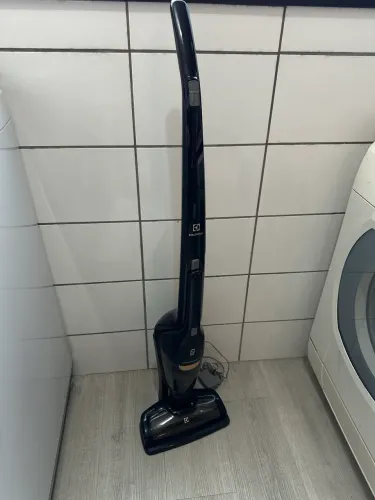 Aspirador Electrolux Ergorapido ERG24N 2 em 1 com base e acessórios