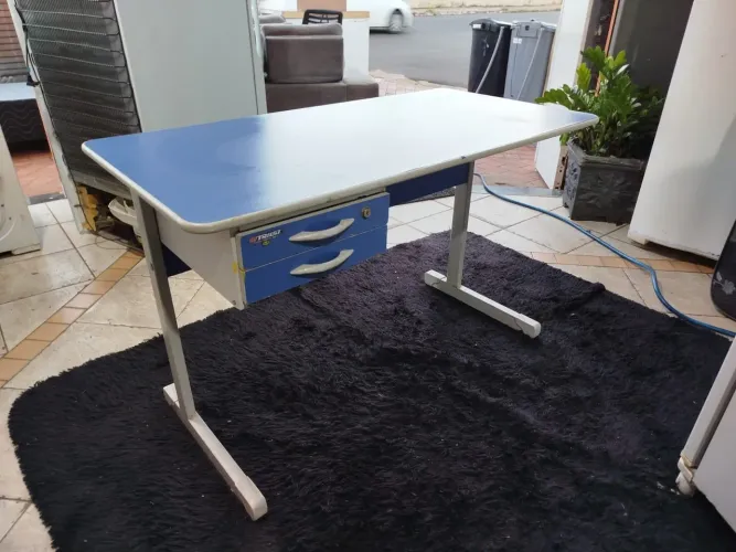 Mesa de escritório 1.20 x 60 cm com duas gavetas ((ENTREGO GRATIS))