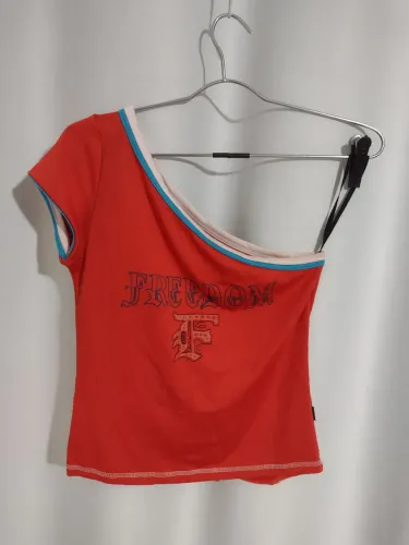 Blusa laranja único ombro