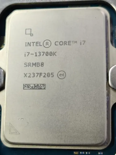 i7-13700K 16 núcleos 5.4GHz gamer com gráficos UHD 4K