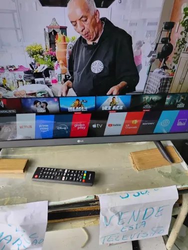 Televisão SMART 32 POLEGADAS COM CONTROLE FUNCIONANDO LG