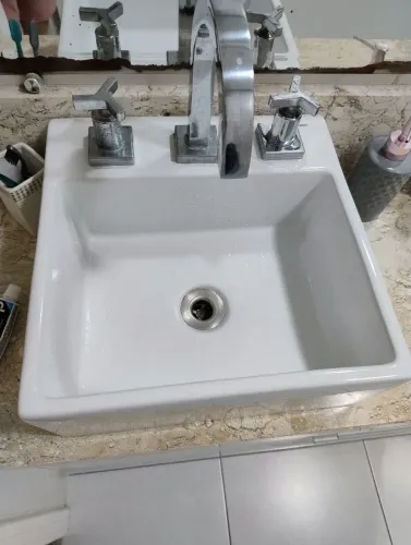 Kit pia e torneira para banheiro 