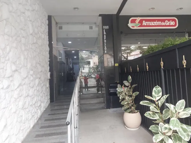 Sala Centro, ampla, reformada, local nobre, Rua do Imperador, excelente preço  - Petrópoli