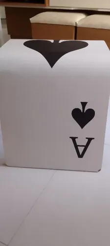 Banco colecionador em formato Carta de Baralho "ÁS invertido"