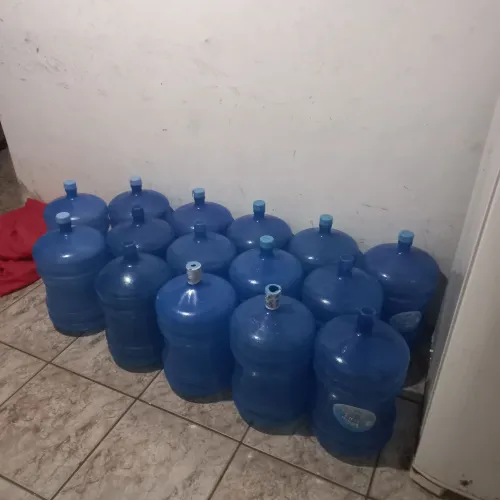 Galãos nossa água vazios