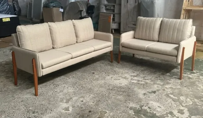 Conjunto Sofá FÃ 2 e 3 Lugares Em Tecido De Linho Bege C/ Design Contemporâneo
