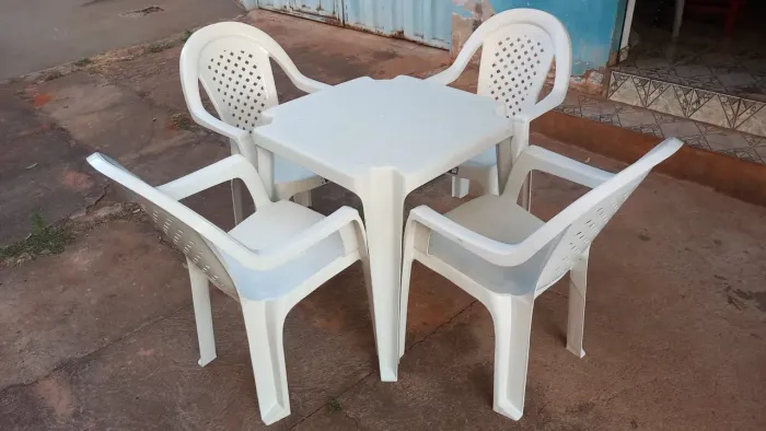 Jogo de mesa e cadeiras plástica cor branca! Cadeira que Suporta 154 Kg.