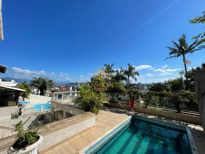 Casa com 5 Quartos e 4 banheiros para Locação , 280 m² privativos.
