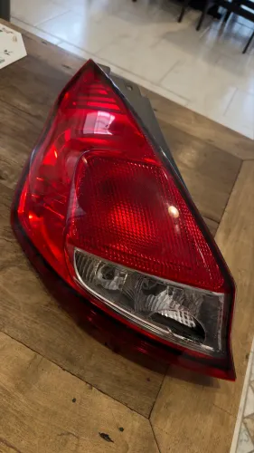 Lanterna traseira esquerda Ford Fiesta 2018 ORIGINAL quebrada na lente