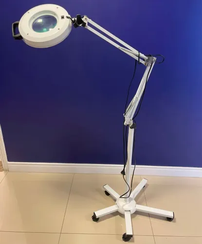 lupa luminária LED articulada com tripé e rodinhas